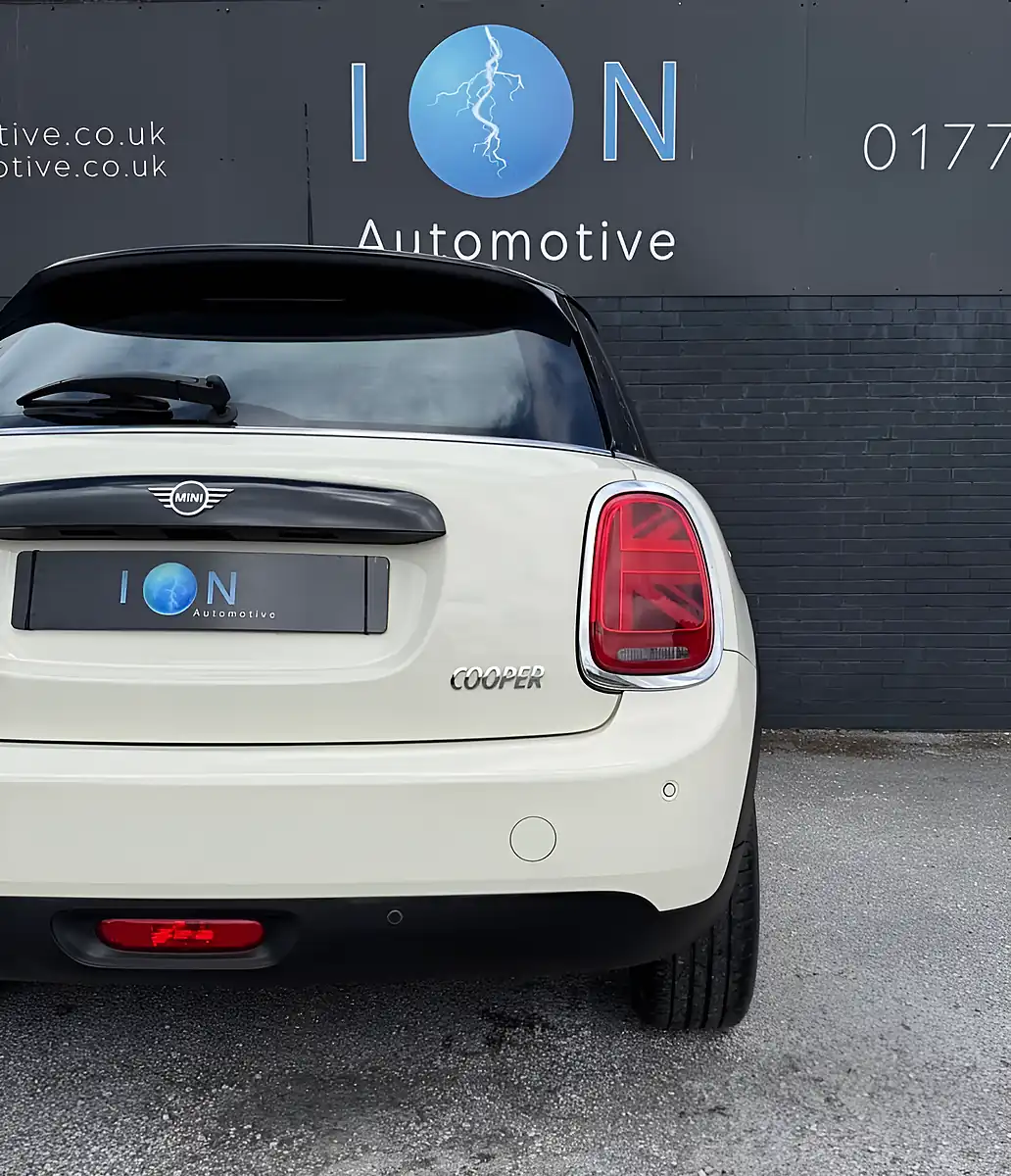 Used 2020 MINI Hatch Cooper Classic Pepper White - Interior and Exterior details 5