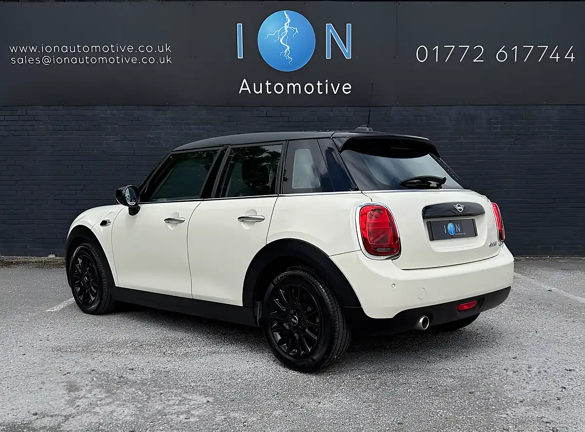 Used 2020 MINI Hatch Cooper Classic Pepper White - Interior and Exterior details 8