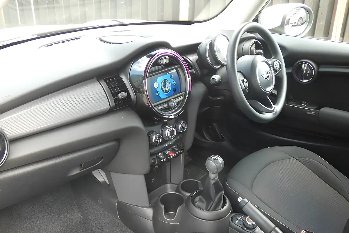 Used 2020 MINI Hatch Cooper Classic Pepper White - Interior and Exterior details 10