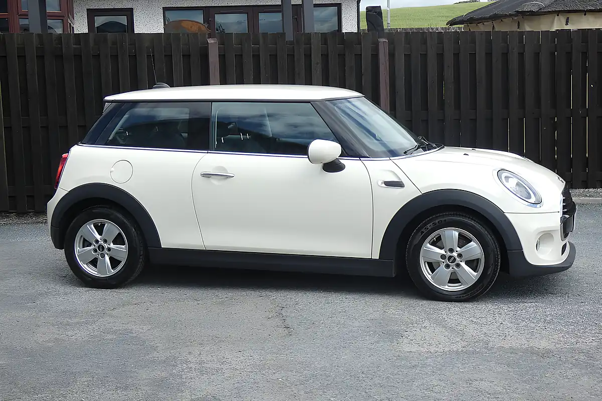 Used 2020 MINI Hatch Cooper Classic Pepper White - Interior and Exterior details 2