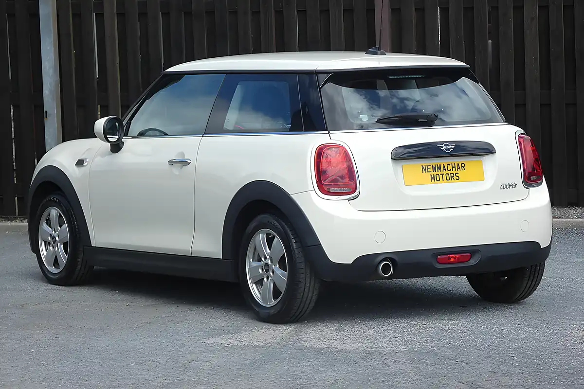 Used 2020 MINI Hatch Cooper Classic Pepper White - Interior and Exterior details 4
