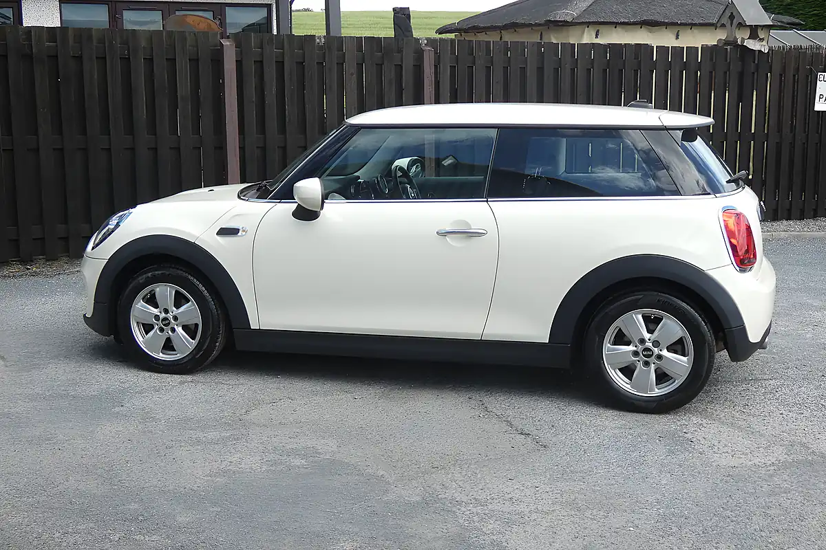 Used 2020 MINI Hatch Cooper Classic Pepper White - Interior and Exterior details 5
