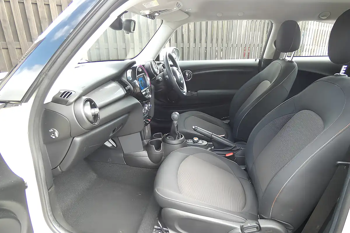 Used 2020 MINI Hatch Cooper Classic Pepper White - Interior and Exterior details 9