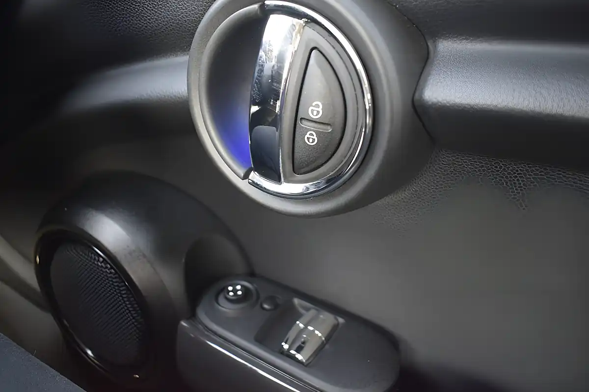 Used 2020 MINI Hatch Cooper Classic Silver - Interior and Exterior details 18