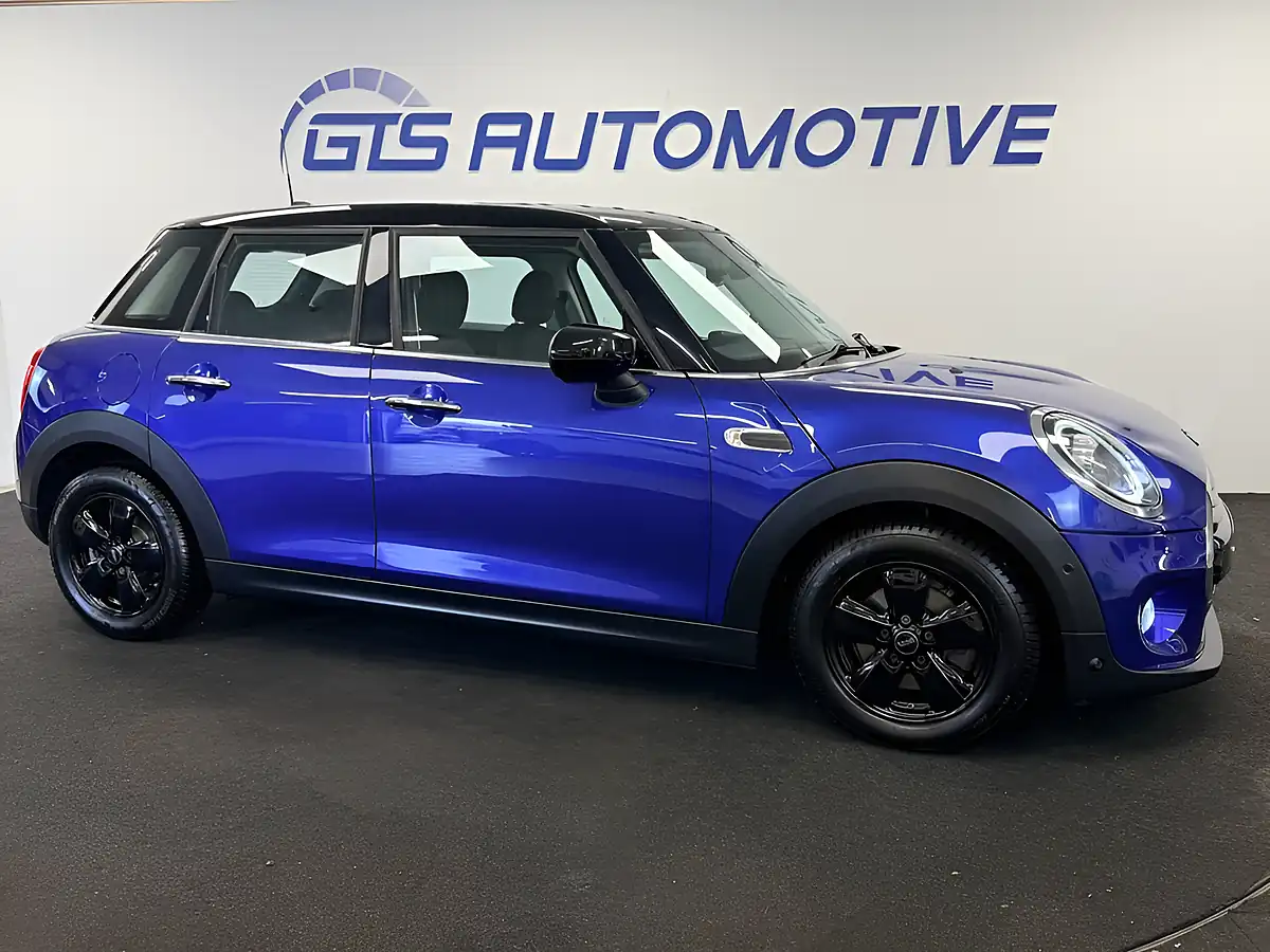 Used 2020 MINI Hatch Cooper Classic Starlight Blue - Interior and Exterior details 12