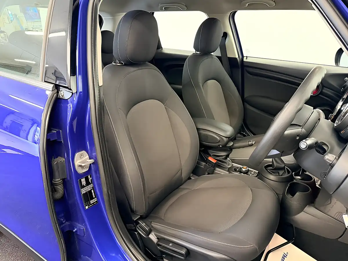 Used 2020 MINI Hatch Cooper Classic Starlight Blue - Interior and Exterior details 3