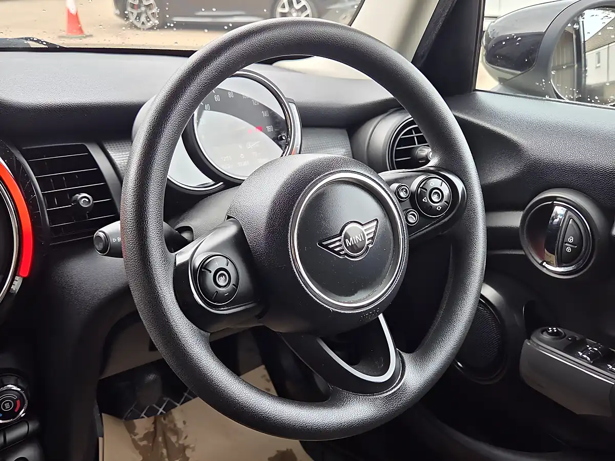 Used 2020 MINI Hatch Cooper Classic White - Interior and Exterior details 8