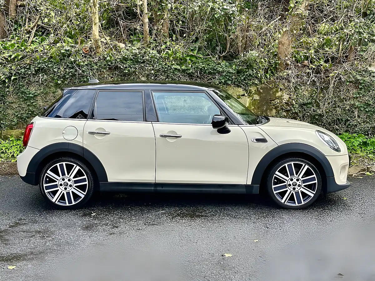 Used 2020 MINI Hatch Cooper Exclusive Pepper White - Interior and Exterior details 2