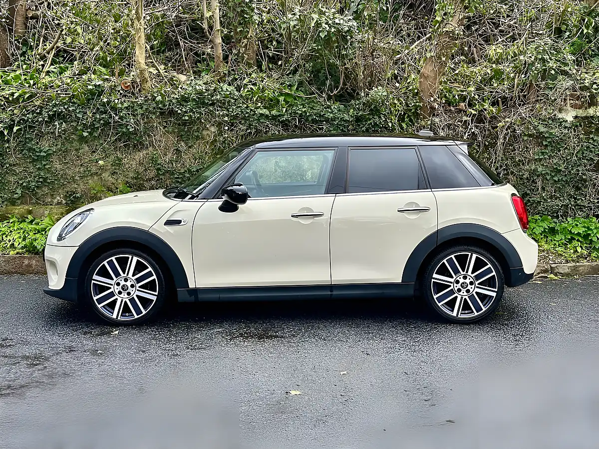 Used 2020 MINI Hatch Cooper Exclusive Pepper White - Interior and Exterior details 3