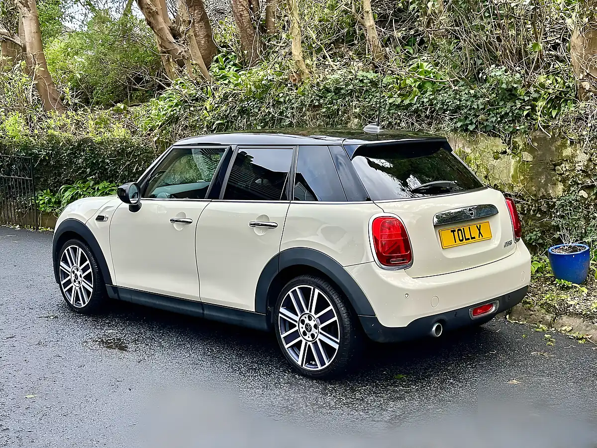Used 2020 MINI Hatch Cooper Exclusive Pepper White - Interior and Exterior details 4