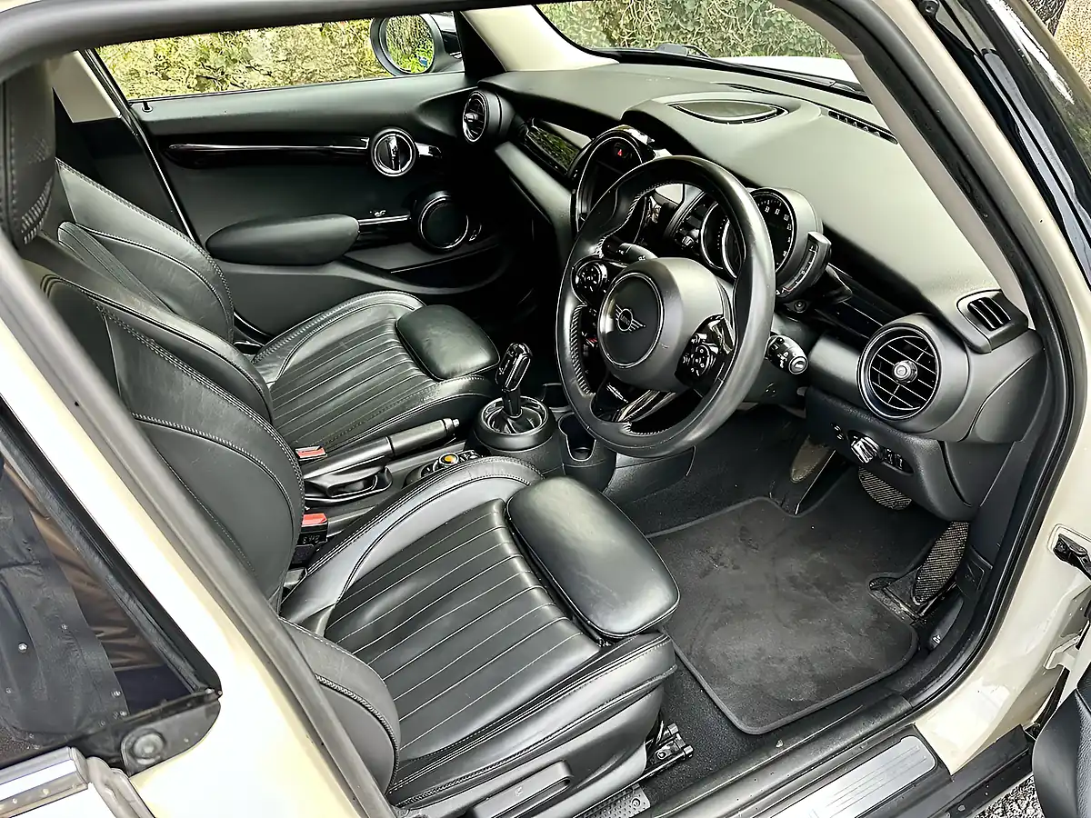 Used 2020 MINI Hatch Cooper Exclusive Pepper White - Interior and Exterior details 5