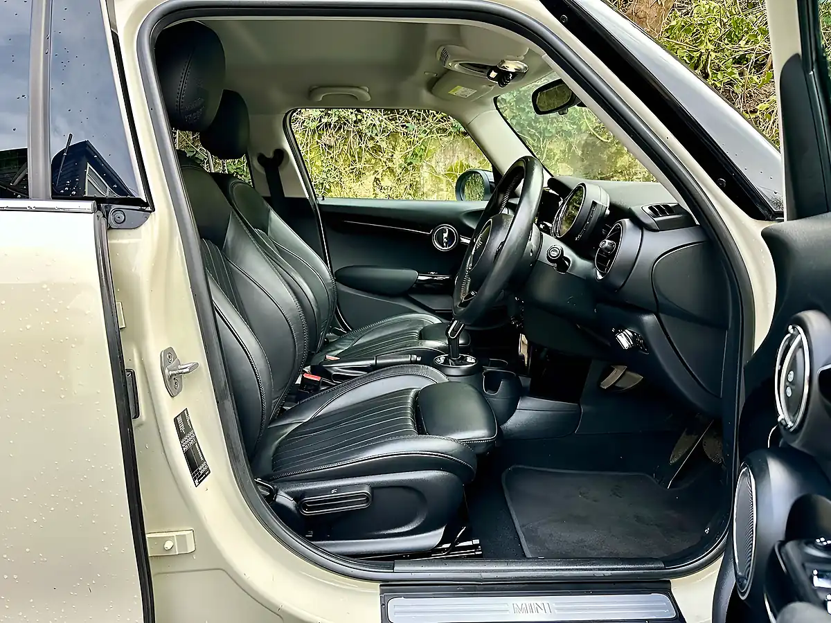 Used 2020 MINI Hatch Cooper Exclusive Pepper White - Interior and Exterior details 6
