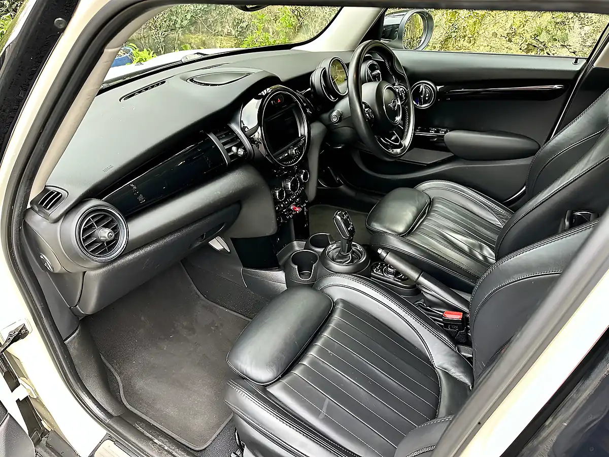 Used 2020 MINI Hatch Cooper Exclusive Pepper White - Interior and Exterior details 7