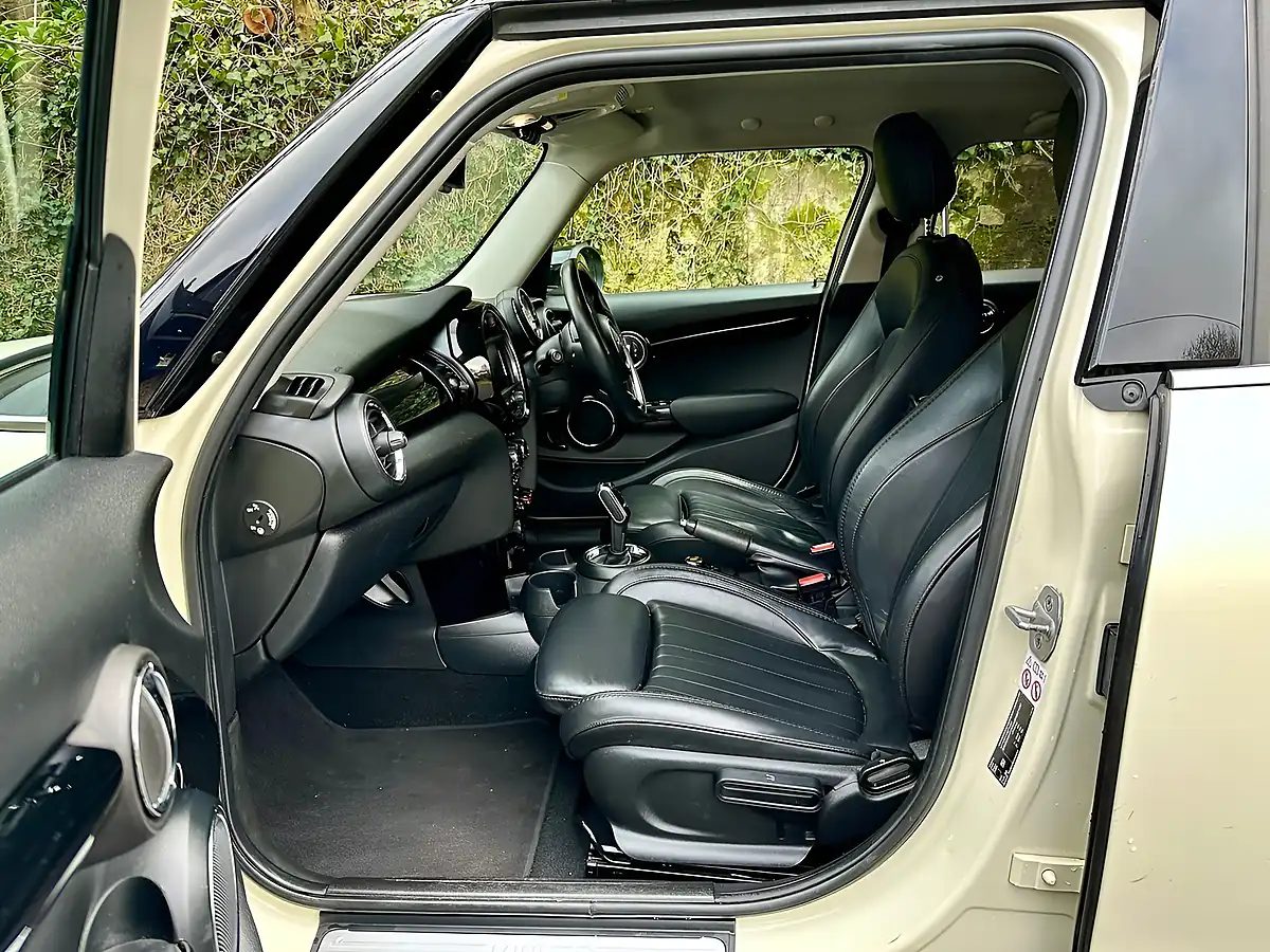 Used 2020 MINI Hatch Cooper Exclusive Pepper White - Interior and Exterior details 8