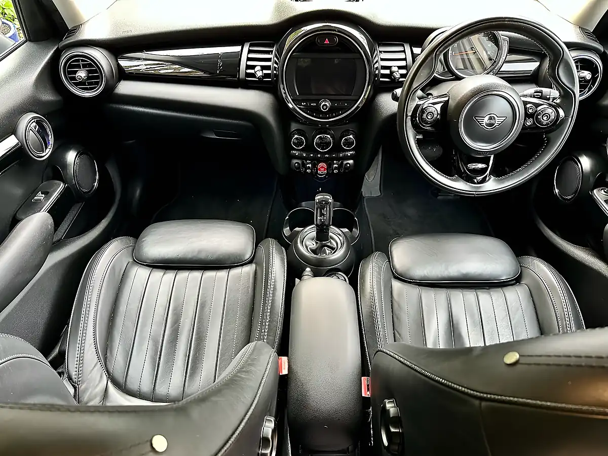 Used 2020 MINI Hatch Cooper Exclusive Pepper White - Interior and Exterior details 9