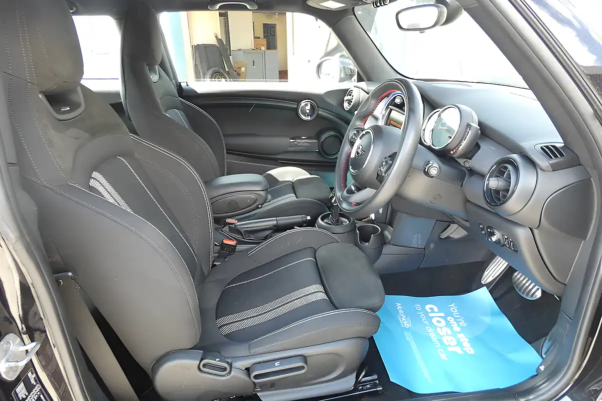 Used 2020 MINI Hatch Cooper Sport Midnight Black - Interior and Exterior details 8