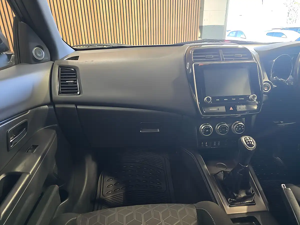 Used 2020 Mitsubishi Asx Dynamic White - Interior and Exterior details 10