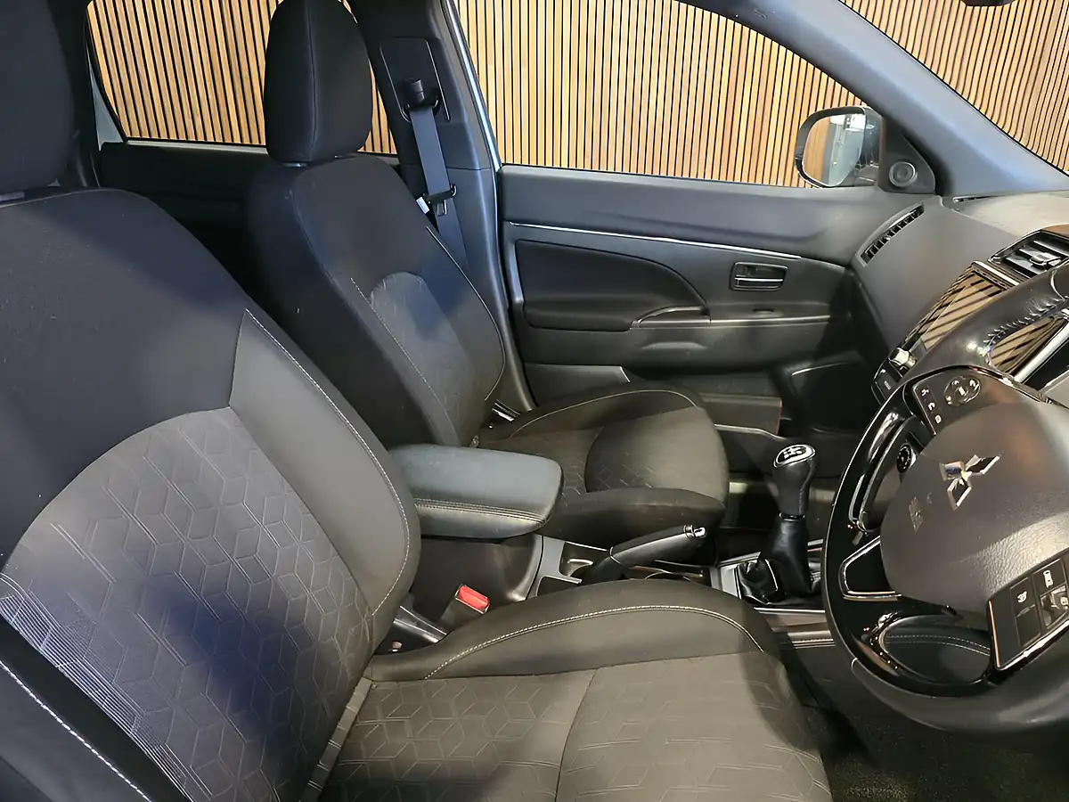 Used 2020 Mitsubishi Asx Dynamic White - Interior and Exterior details 12