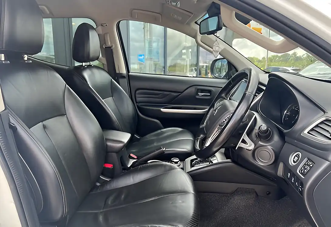 Used 2020 Mitsubishi L200 Barbarian Double Cab Rear Canopy White - Interior and Exterior details 13