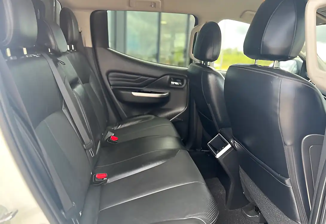 Used 2020 Mitsubishi L200 Barbarian Double Cab Rear Canopy White - Interior and Exterior details 15