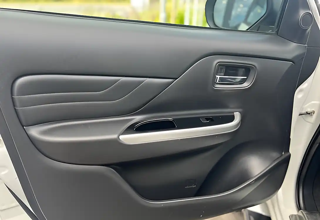 Used 2020 Mitsubishi L200 Barbarian Double Cab Rear Canopy White - Interior and Exterior details 17