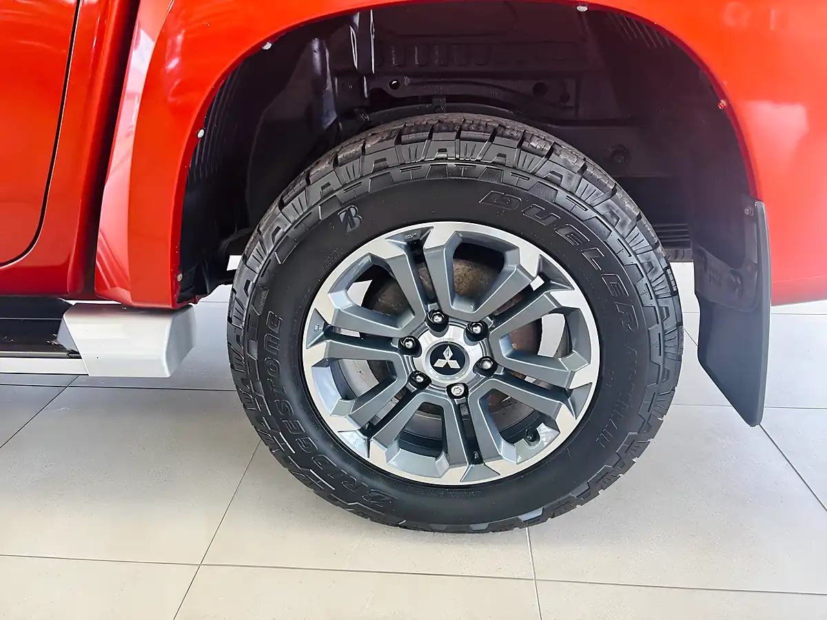 Used 2020 Mitsubishi L200 Barbarian Orange - Interior and Exterior details 11