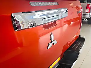 Used 2020 Mitsubishi L200 Barbarian Orange - Interior and Exterior details 12