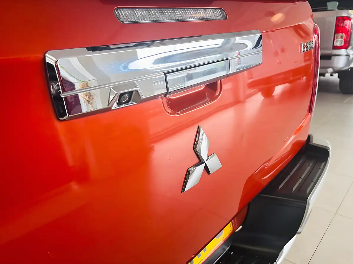 Used 2020 Mitsubishi L200 Barbarian Orange - Interior and Exterior details 12