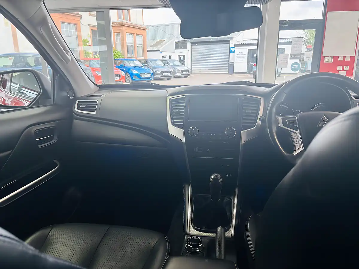 Used 2020 Mitsubishi L200 Barbarian Orange - Interior and Exterior details 15