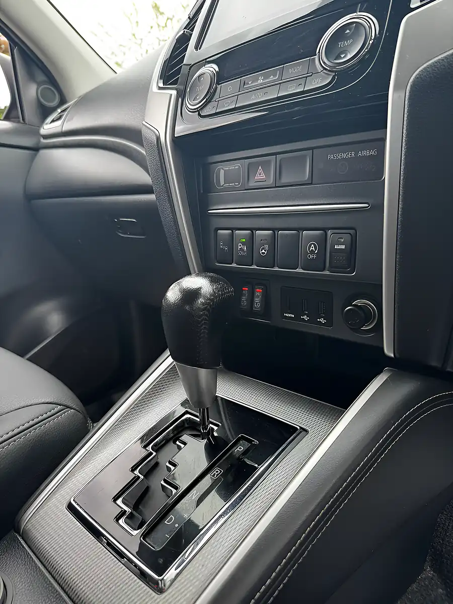 Used 2020 Mitsubishi L200 Barbarian X Orange - Interior and Exterior details 10