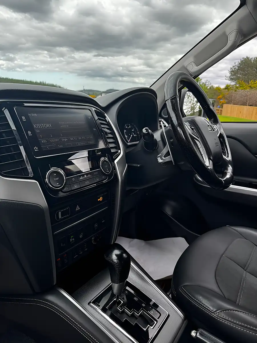Used 2020 Mitsubishi L200 Barbarian X Orange - Interior and Exterior details 8
