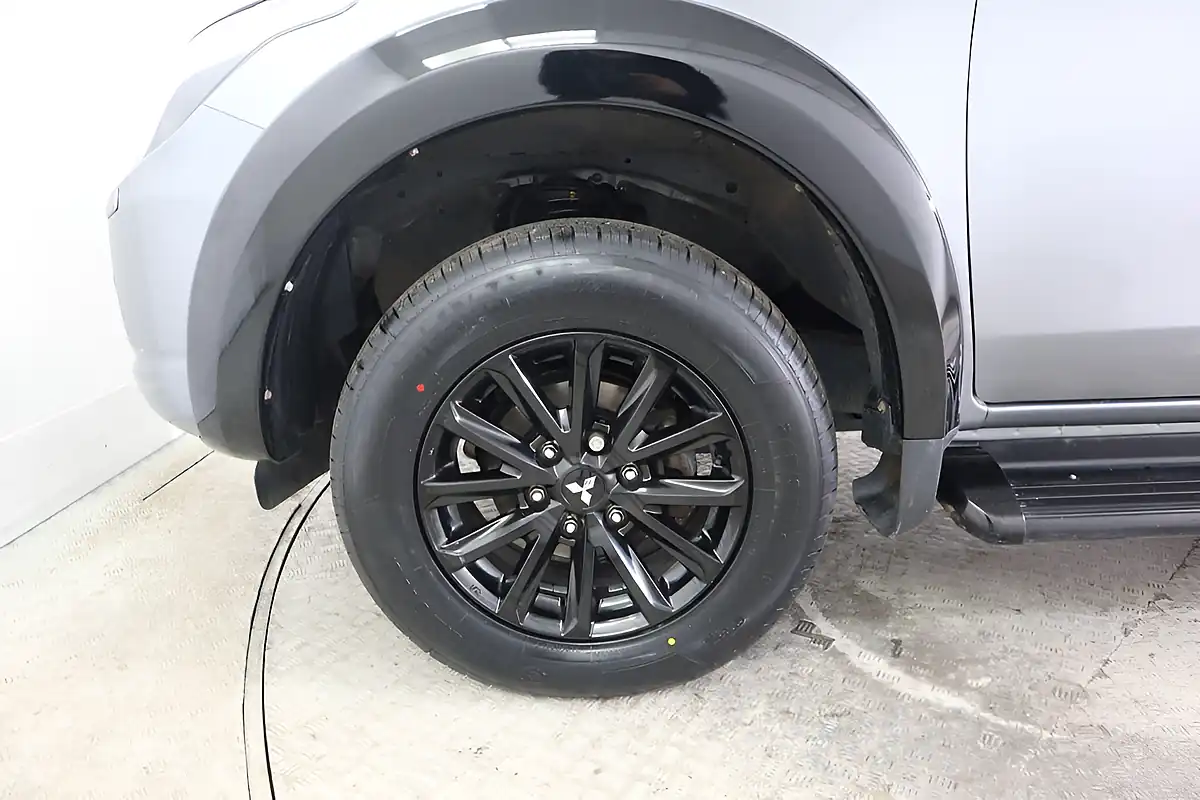 Used 2020 Mitsubishi L200 Challenger Grey - Interior and Exterior details 9
