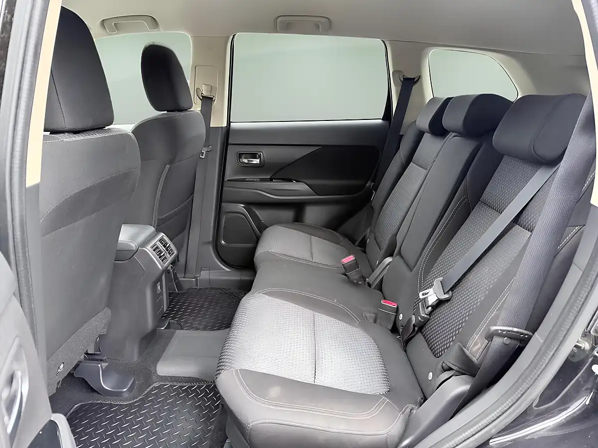 Used 2020 Mitsubishi Outlander Design Black - Interior and Exterior details 14