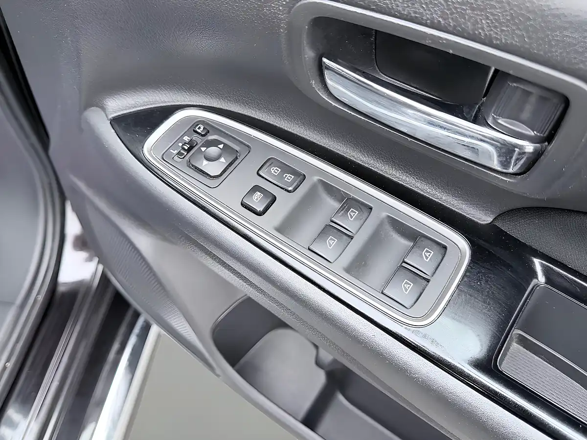 Used 2020 Mitsubishi Outlander Design Black - Interior and Exterior details 18