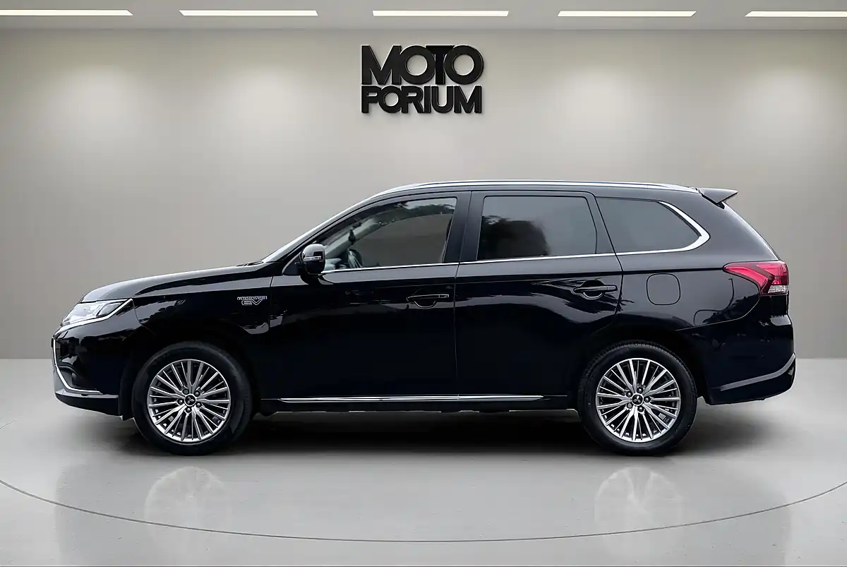 Used 2020 Mitsubishi Outlander Design Black - Interior and Exterior details 9