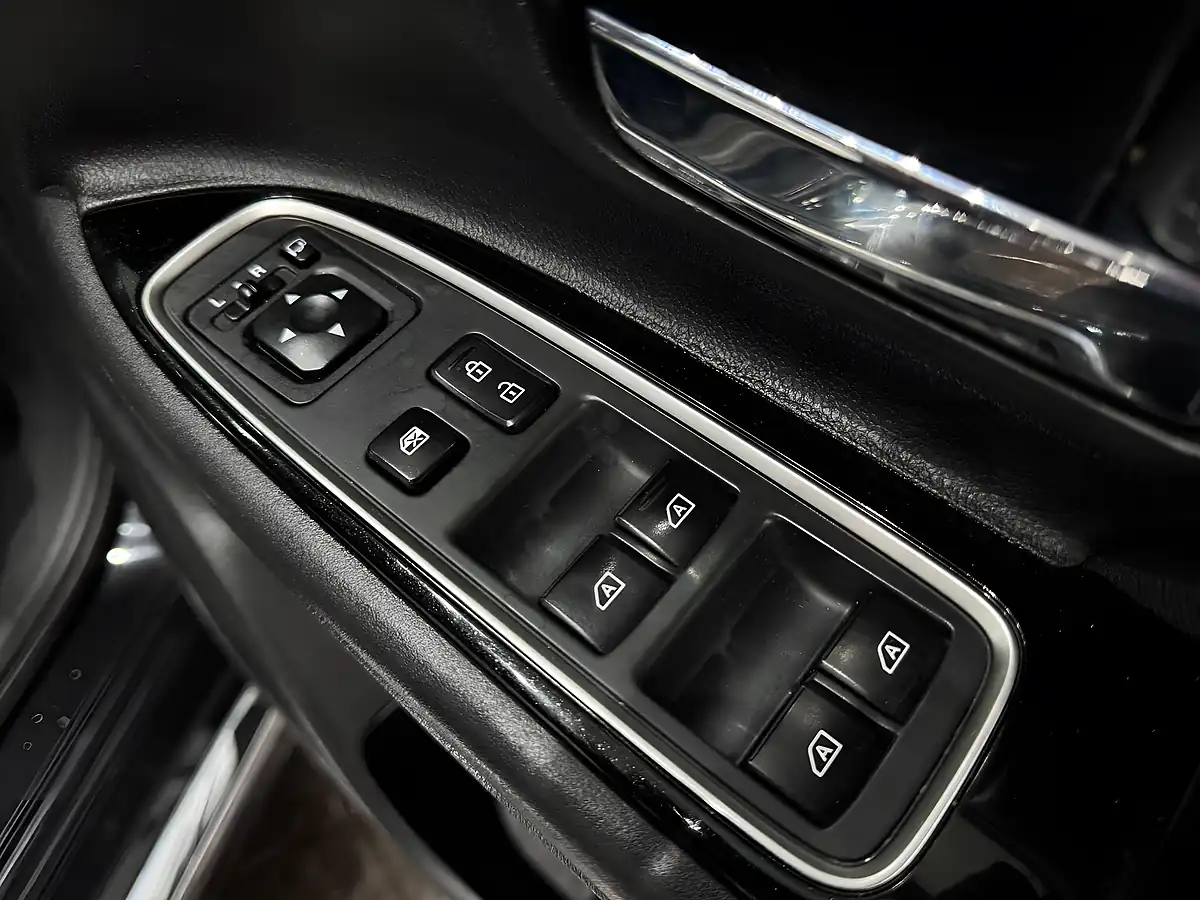 Used 2020 Mitsubishi Outlander Design Black - Interior and Exterior details 13
