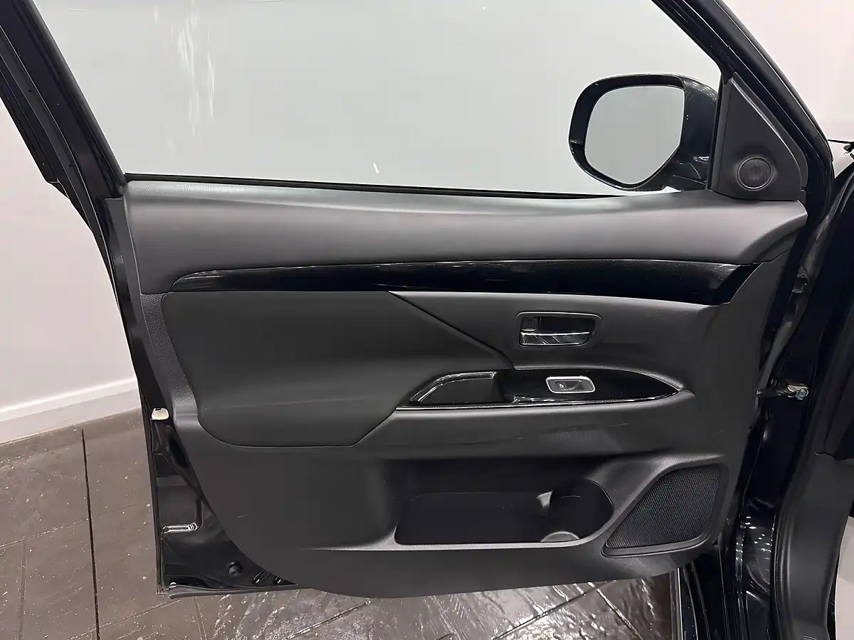 Used 2020 Mitsubishi Outlander Design Black - Interior and Exterior details 17
