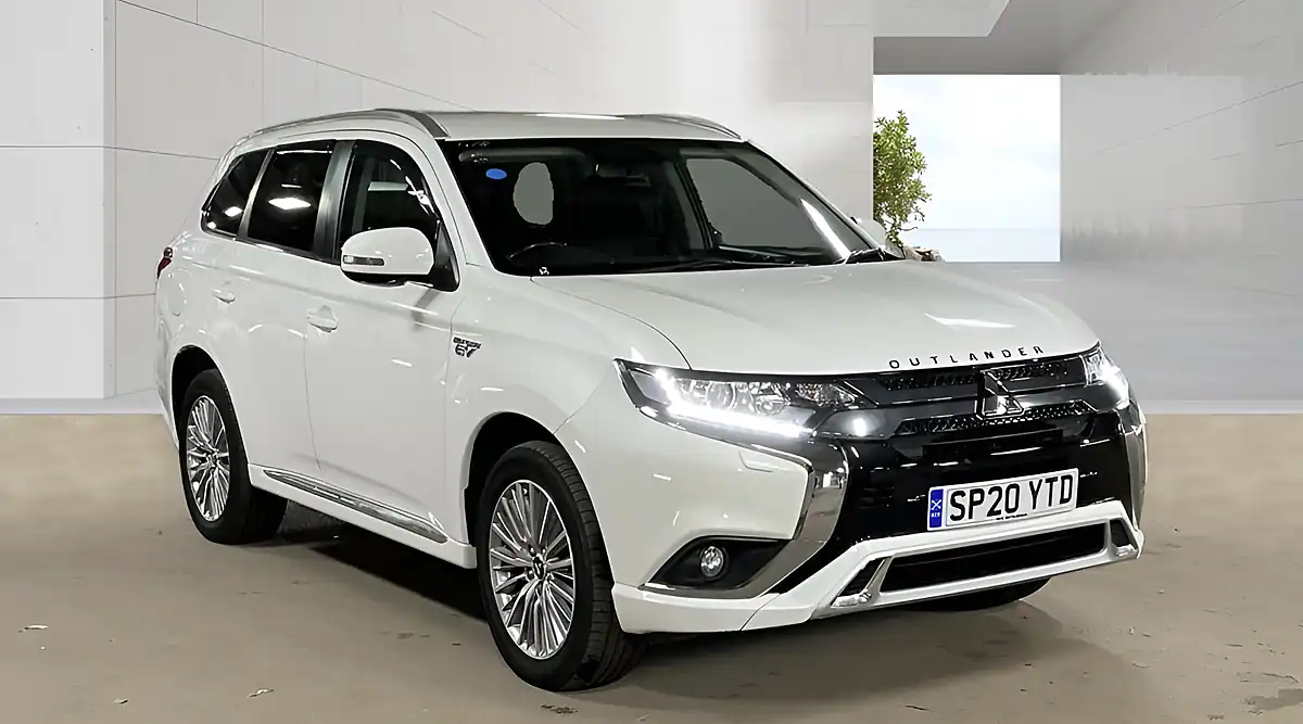 Used 2020 Mitsubishi Outlander Design White - Front View