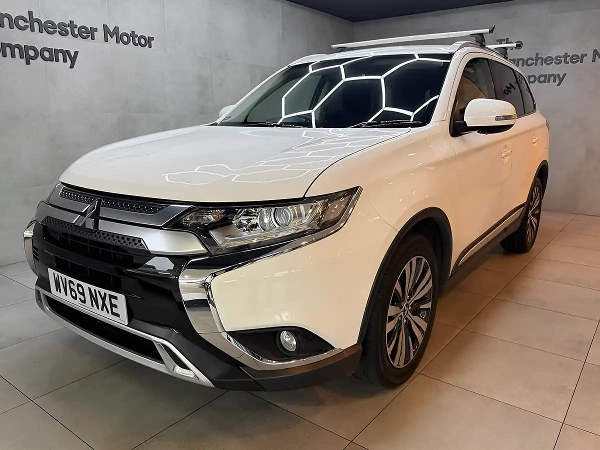 Used 2020 Mitsubishi Outlander Design White - Front View