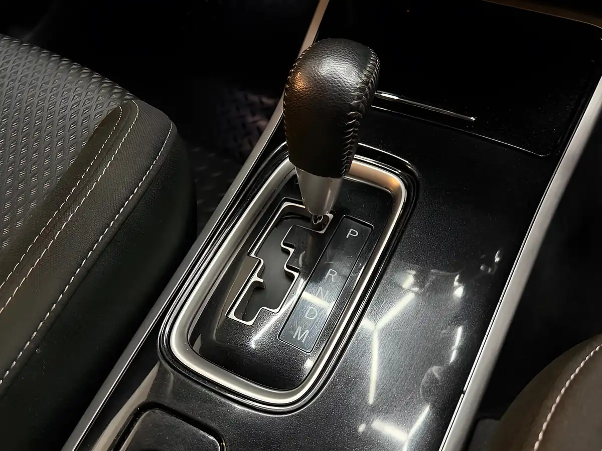 Used 2020 Mitsubishi Outlander Design White - Interior and Exterior details 10