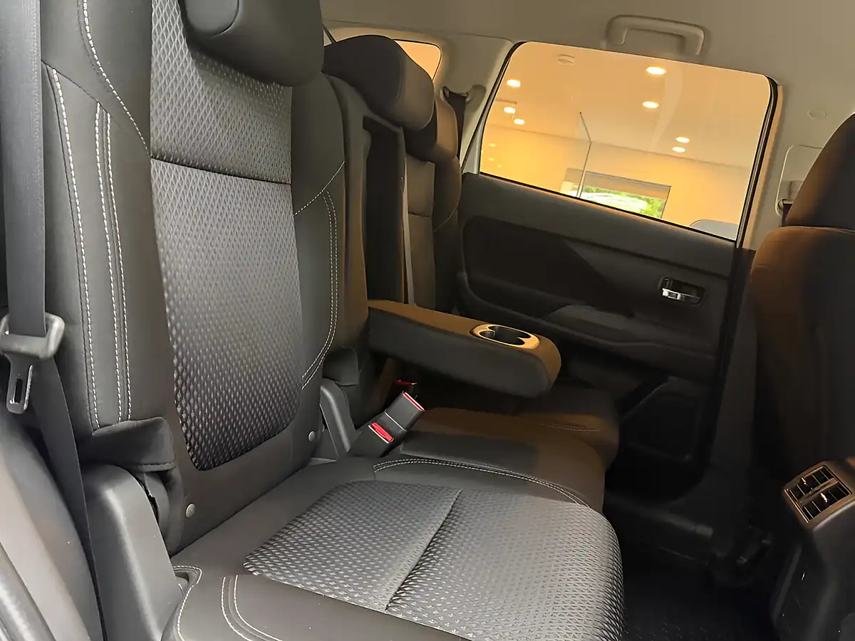 Used 2020 Mitsubishi Outlander Design White - Interior and Exterior details 11