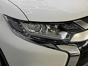 Used 2020 Mitsubishi Outlander Design White - Interior and Exterior details 17