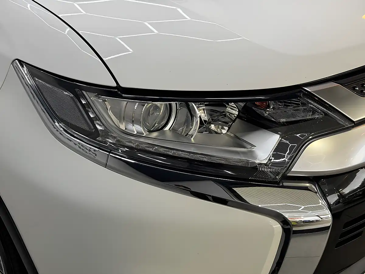 Used 2020 Mitsubishi Outlander Design White - Interior and Exterior details 17
