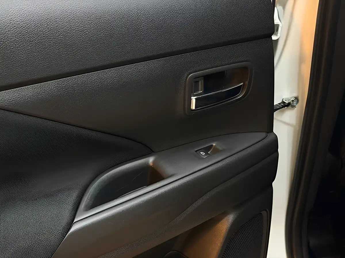 Used 2020 Mitsubishi Outlander Design White - Interior and Exterior details 19