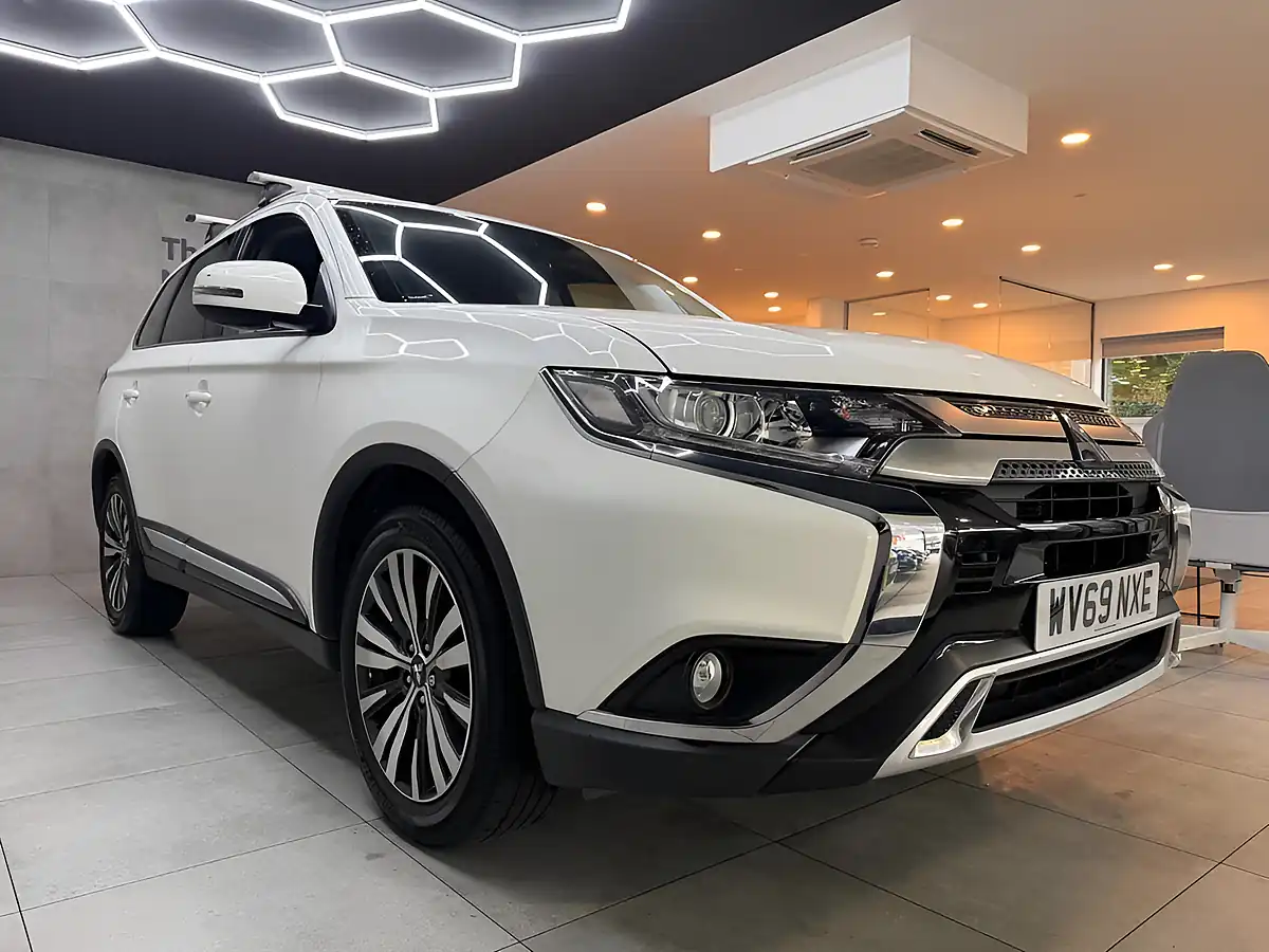 Used 2020 Mitsubishi Outlander Design White - Interior and Exterior details 2
