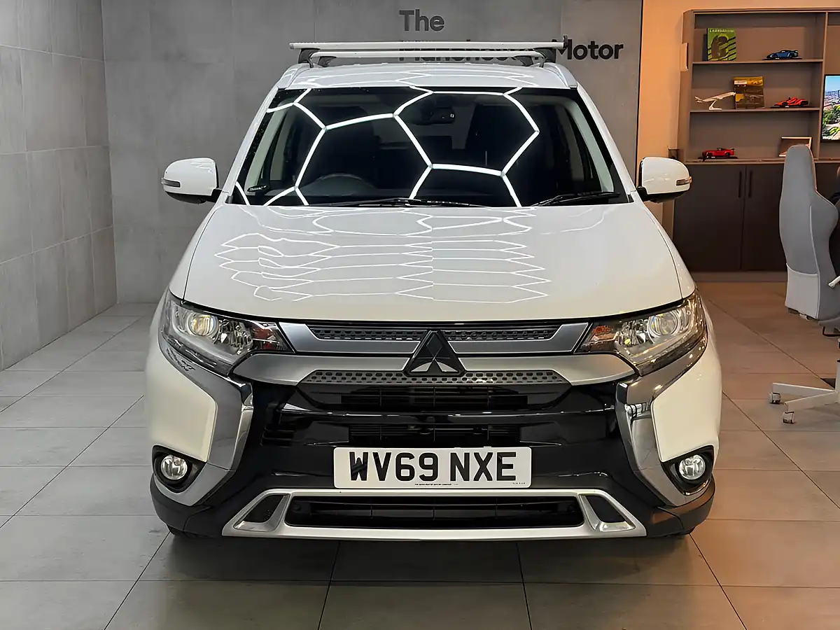 Used 2020 Mitsubishi Outlander Design White - Interior and Exterior details 4