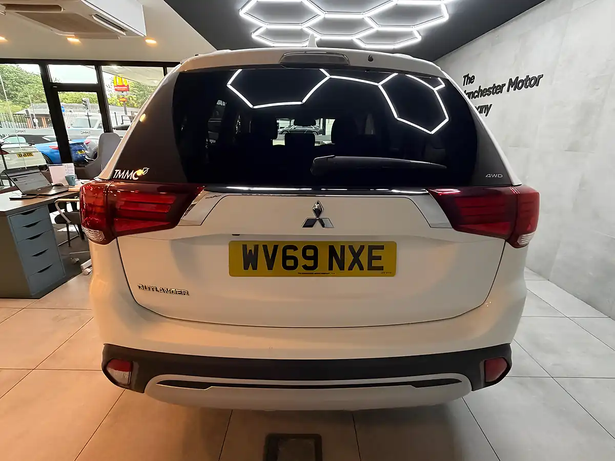 Used 2020 Mitsubishi Outlander Design White - Interior and Exterior details 9