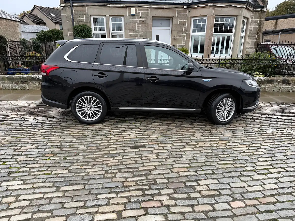 Used 2020 Mitsubishi Outlander Dynamic Amethyst Black - Interior and Exterior details 11