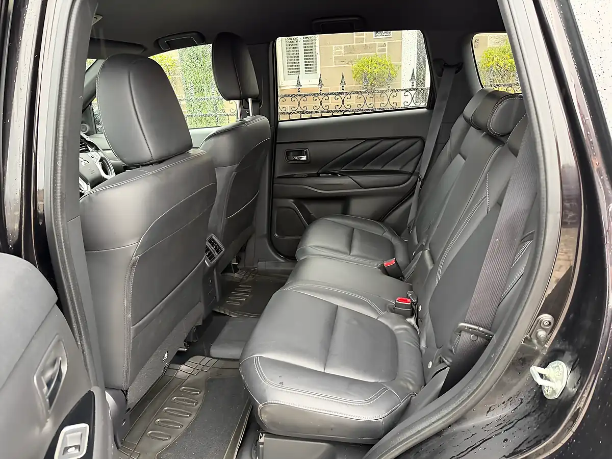 Used 2020 Mitsubishi Outlander Dynamic Amethyst Black - Interior and Exterior details 13