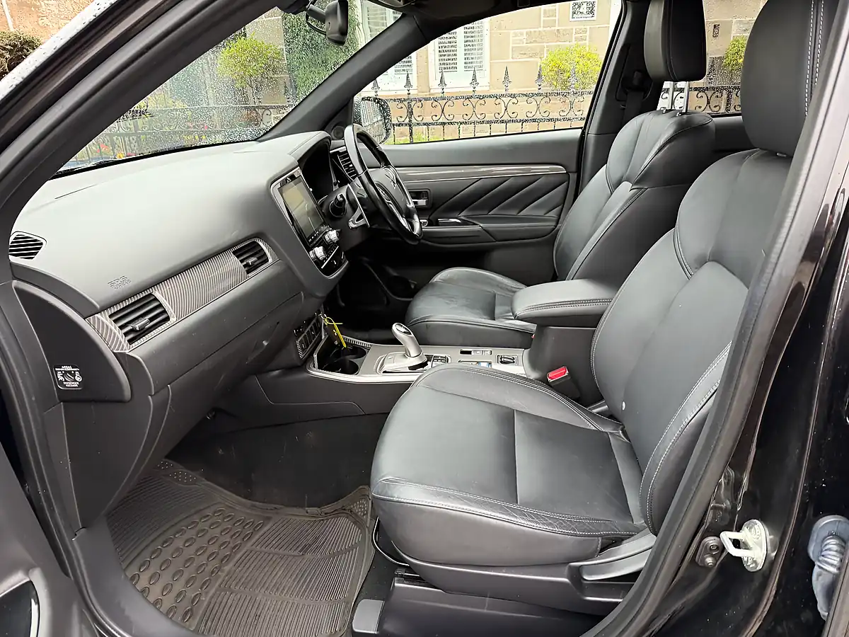 Used 2020 Mitsubishi Outlander Dynamic Amethyst Black - Interior and Exterior details 15